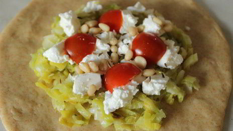 мини-галеты из цельнозерновой муки с луком-пореем, козьим сыром и кедровыми орехами