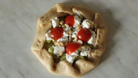 мини-галеты из цельнозерновой муки с луком-пореем, козьим сыром и кедровыми орехами