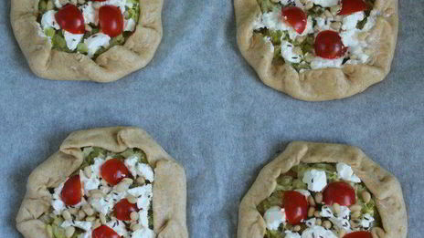 мини-галеты из цельнозерновой муки с луком-пореем, козьим сыром и кедровыми орехами