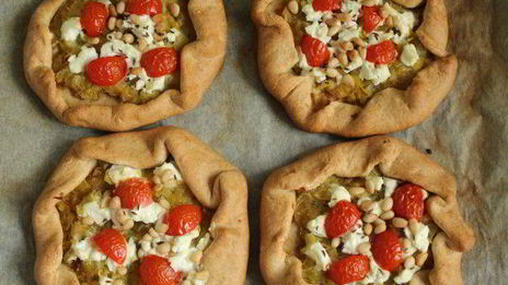 мини-галеты из цельнозерновой муки с луком-пореем, козьим сыром и кедровыми орехами