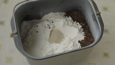 молочный хлеб с семенами льна в хлебопечке