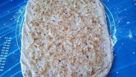 постный хлеб с чечевицей и жареным луком