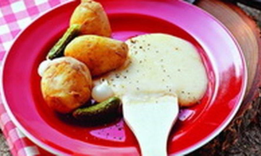 Рецепт раклет из сыра, картофеля, маринованных огурчиков и хлебцо