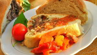 Тосканский пресный хлеб с рулетом из ягнятины