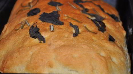 тосканский пресный хлеб с рулетом из ягнятины