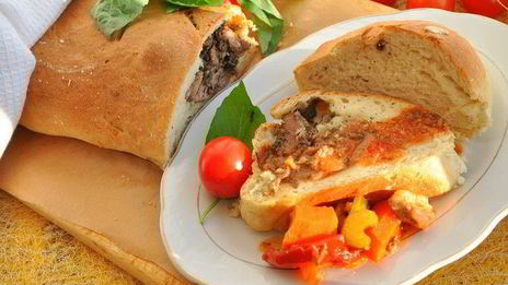 тосканский пресный хлеб с рулетом из ягнятины