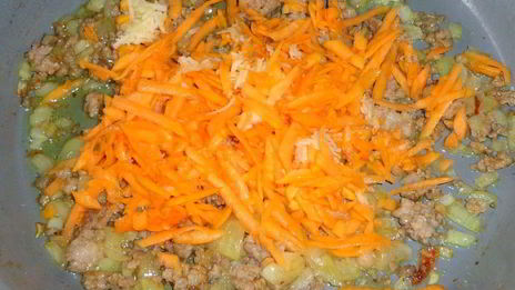 запеченный батон с фаршем и тыквой