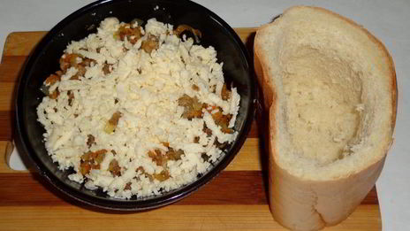 запеченный батон с фаршем и тыквой