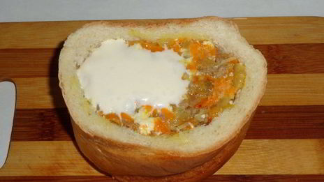 запеченный батон с фаршем и тыквой