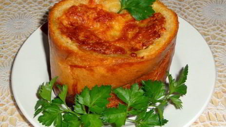 запеченный батон с фаршем и тыквой