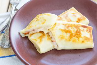 Конвертики из блинов с ветчиной