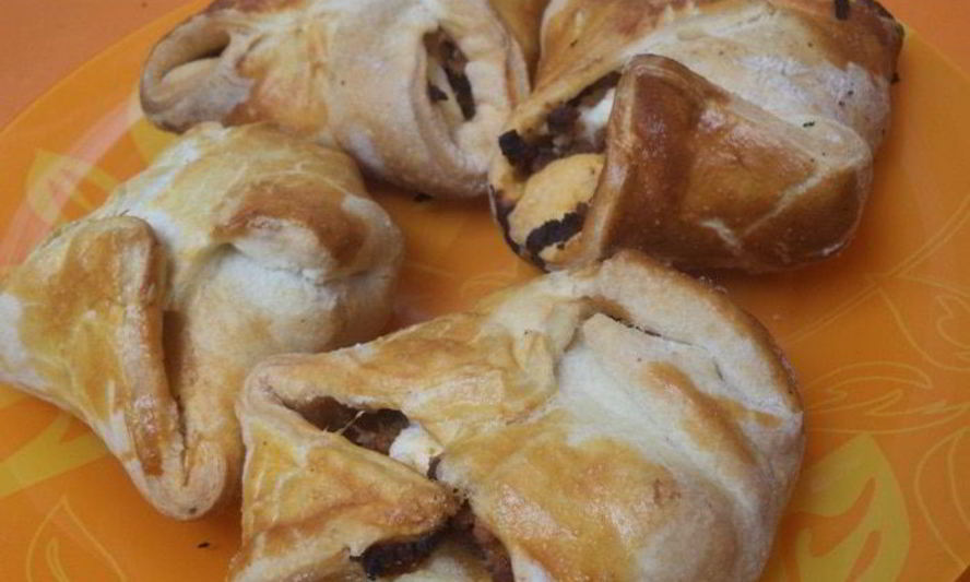 Рецепт конвертики из слоеного теста с начинкой из мясного фарша и феты