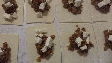 конвертики из слоеного теста с начинкой из мясного фарша и феты