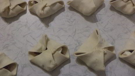конвертики из слоеного теста с начинкой из мясного фарша и феты