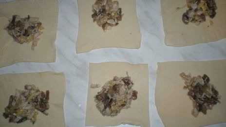 конвертики из слоеного теста