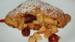 Конвертики из творожного теста с яблоками и фундуком