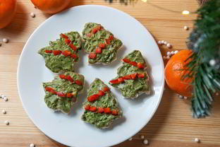 Елочки из лаваша с гуакамоле