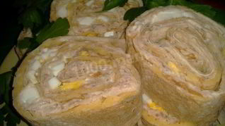 Фаршированный лаваш с рыбой, сыром, чесноком, зеленью