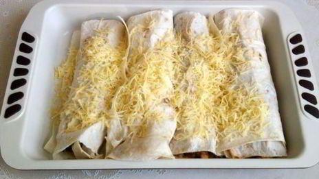 фаршированный овощами лаваш в духовке