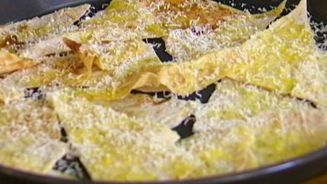 грибы с пармезаном и зеленым луком на чипсах из лаваша