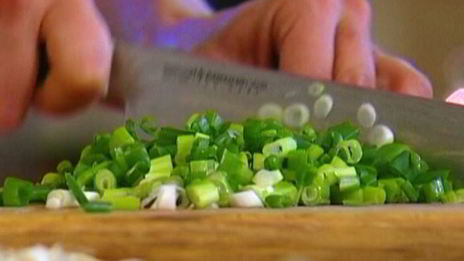 грибы с пармезаном и зеленым луком на чипсах из лаваша