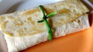 Лаваш с колбасой и помидорами