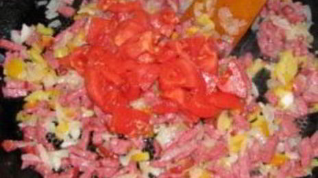 лаваш с колбасой и помидорами