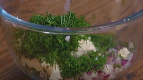 лаваш с копченой скумбрией, огурцом и хреном