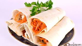 Лаваш с курицей, грибами и корейской морковью