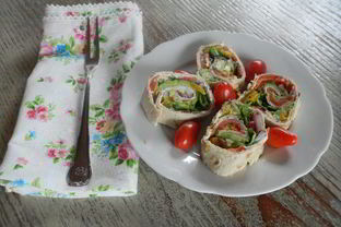 Лаваш с семгой и огурцом