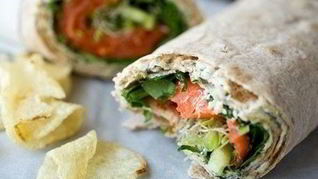 Ролл из лаваша с лососем и рукколой