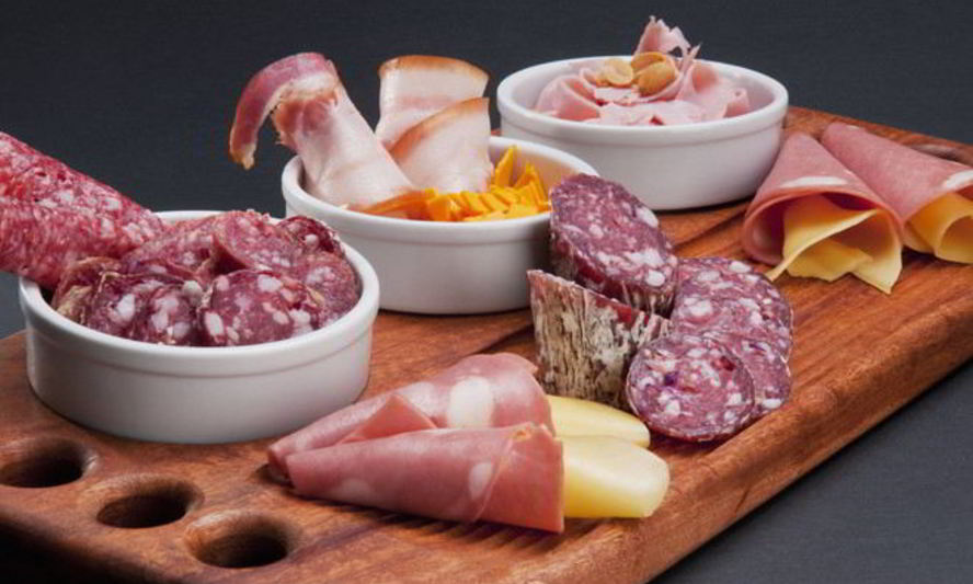 Рецепт рулеты с колбасой и сыром в тесте и в лаваше