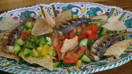 сардинки с легким салатом и чипсами из лаваша