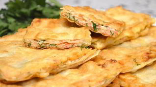 Тонкий лаваш с крабовыми палочками и яйцом