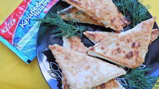 Закуска из крабовых палочек в лаваше, обжаренная