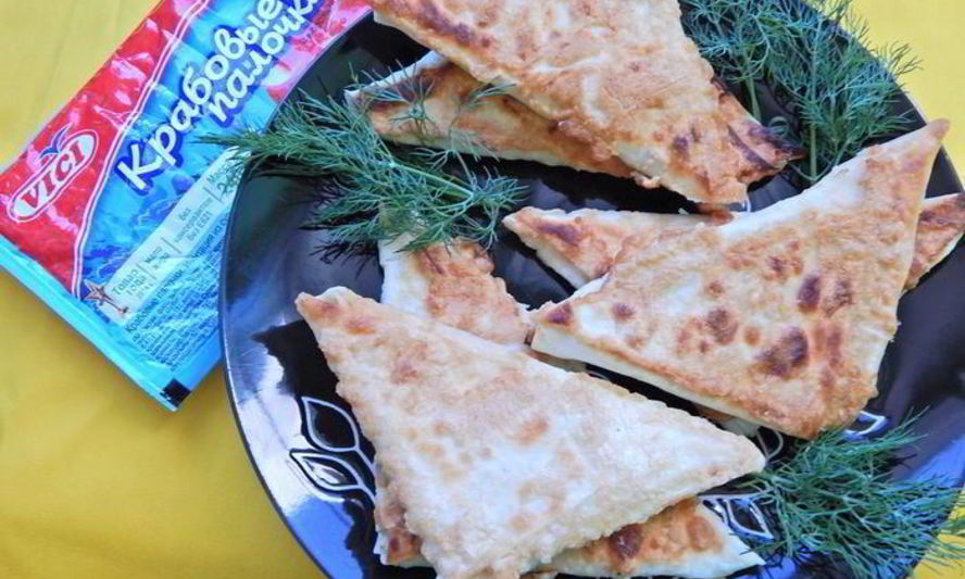 Рецепт закуска из крабовых палочек в лаваше, обжаренная