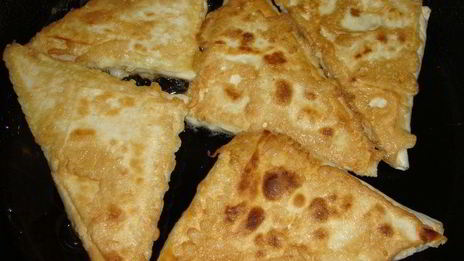 закуска из крабовых палочек в лаваше, обжаренная