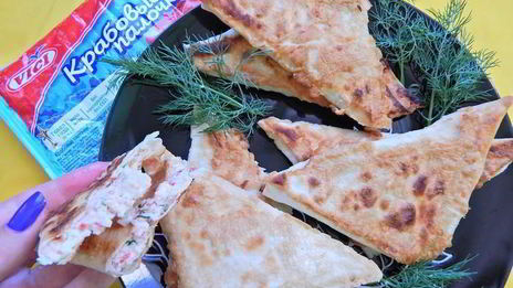 закуска из крабовых палочек в лаваше, обжаренная