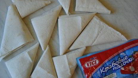 закуска из крабовых палочек в лаваше, обжаренная