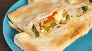 Жареный лаваш с сыром и помидорами