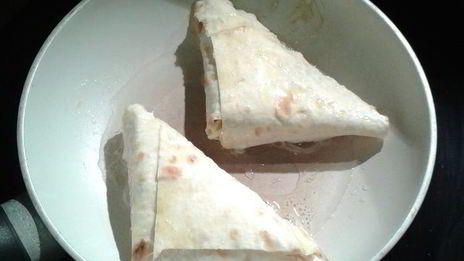 жареный лаваш с сыром и зеленью