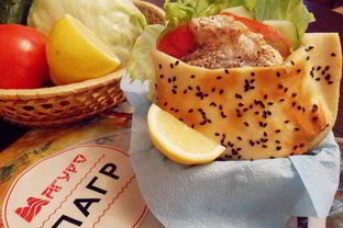 Балык экмек — лепешка с рыбой и овощами