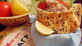 Балык экмек — лепешка с рыбой и овощами