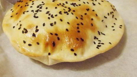 балык экмек — лепешка с рыбой и овощами