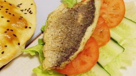 балык экмек — лепешка с рыбой и овощами