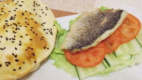 балык экмек — лепешка с рыбой и овощами