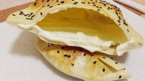 балык экмек — лепешка с рыбой и овощами