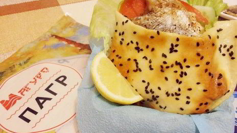 балык экмек — лепешка с рыбой и овощами