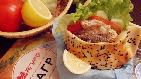 балык экмек — лепешка с рыбой и овощами