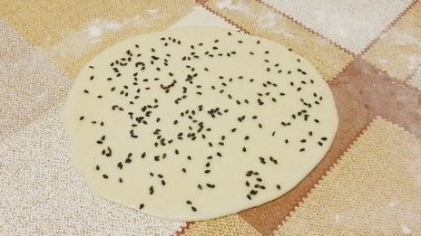 балык экмек — лепешка с рыбой и овощами